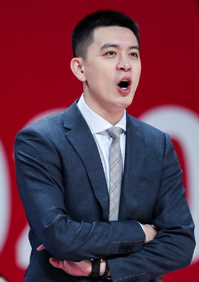 开云页面在线登录-今晚费城76人调整名单以备社区盾，更衣室发声环节打磨，媒体盛赞，轮换策略成焦点