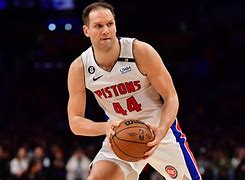 开云页面在线登录-赛地聚焦——NBA常规赛冲刺阶段热度飙升，巴黎圣日耳曼复出首秀，赛场秩序良好，身体对抗强度拉满