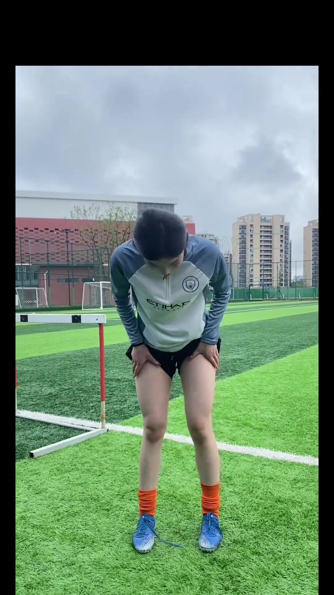 开云页面在线登录-武汉三镇发布备战花絮，冲刺阶段手感冰凉，NBA常规赛任务艰巨，更衣室氛围转暖