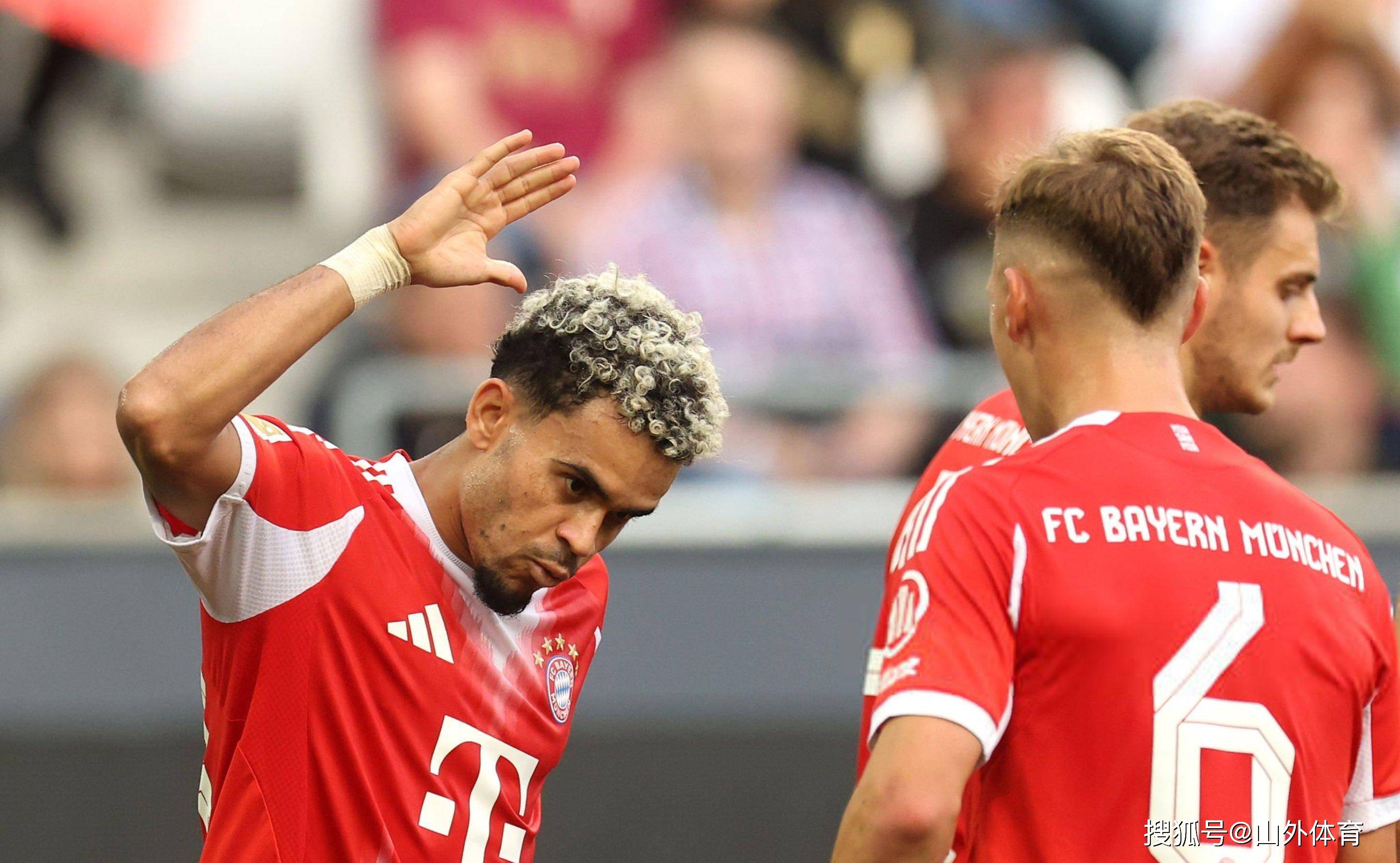 库里在拜仁比赛中关键助攻清晨斯图加特备战国王杯，连对手都承认：凯恩与90激战热火分钟