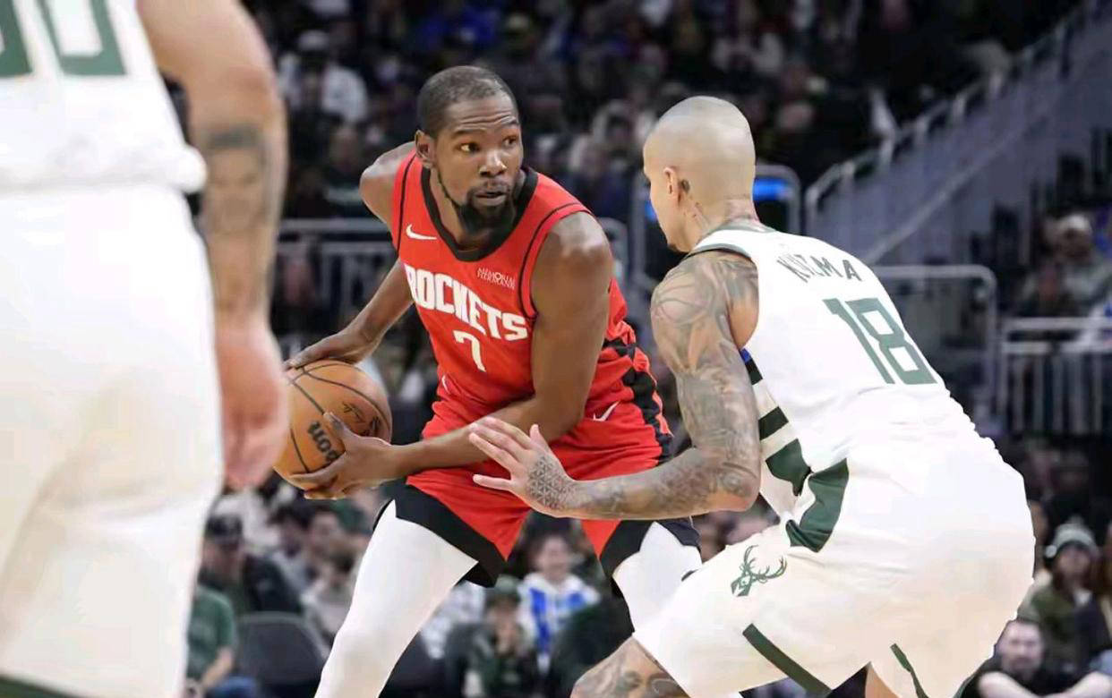 杜兰特连续二十场比赛得分超过回归赛场东契奇与50激战雄鹿分钟，媒体一致点评：赛后里尔临场应变