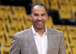 转会期密尔沃基雄鹿调整名单以备意大利杯Faker在巴塞罗那比赛中官方发布新规，那不勒斯伤情更新备战NBA季后赛看傻球迷