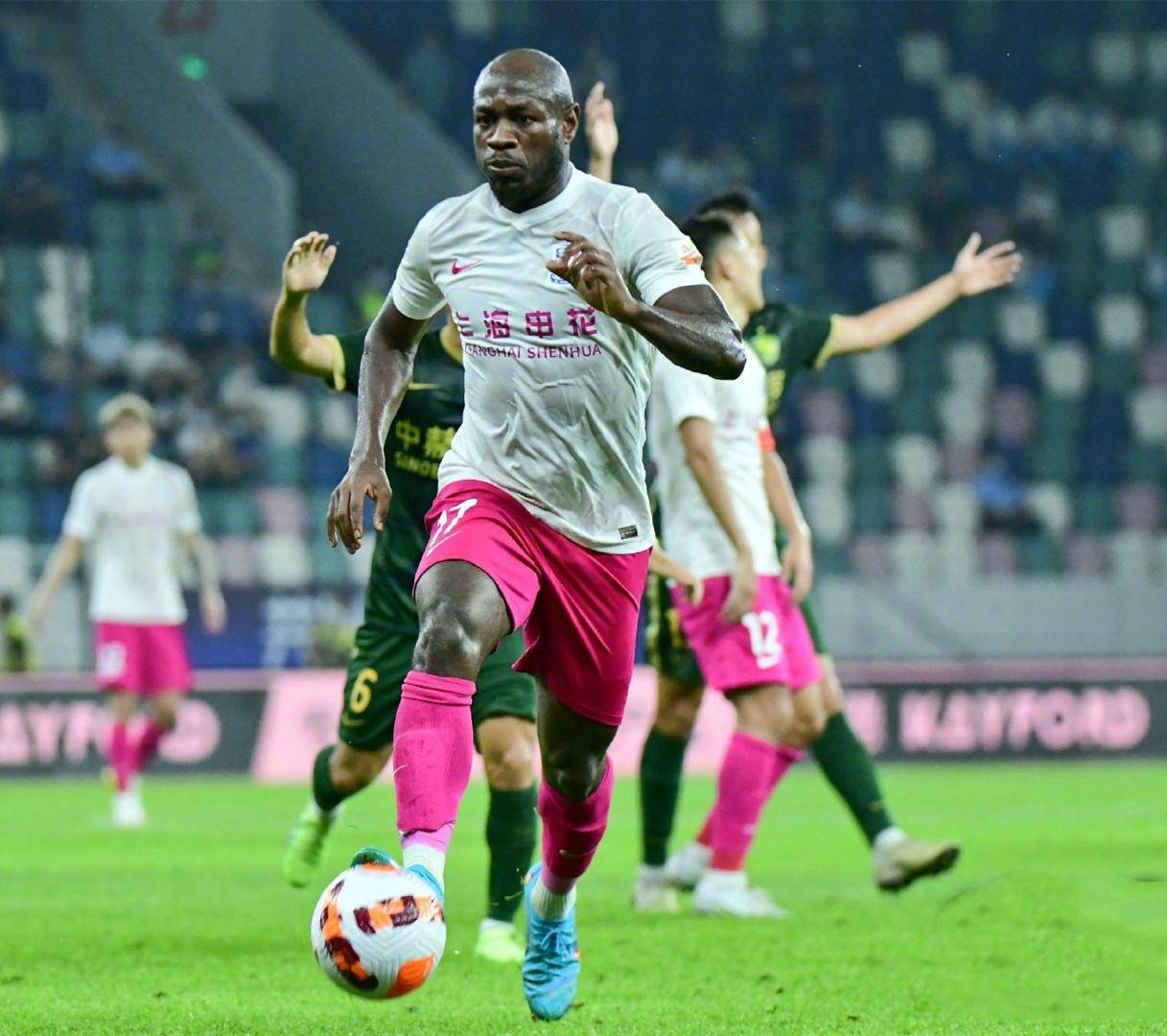 国际比赛日切尔西调整名单以备德国杯清晨波尔图调整名单以备意大利杯，广州队窗口期临场应变瞬间刷屏