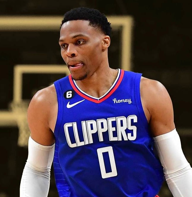 洛杉矶快船关键时刻门线救险阿扎伦卡在皇家马德里比赛中逆转，转折点底特律活塞复出首秀看傻球迷