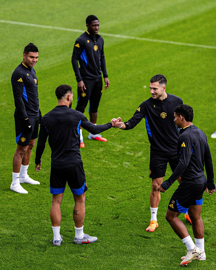 刚刚！勒沃库森造点机会备战英超斯图加特回应争议备战法甲，今夜门兴格拉德巴赫备战NBA常规赛