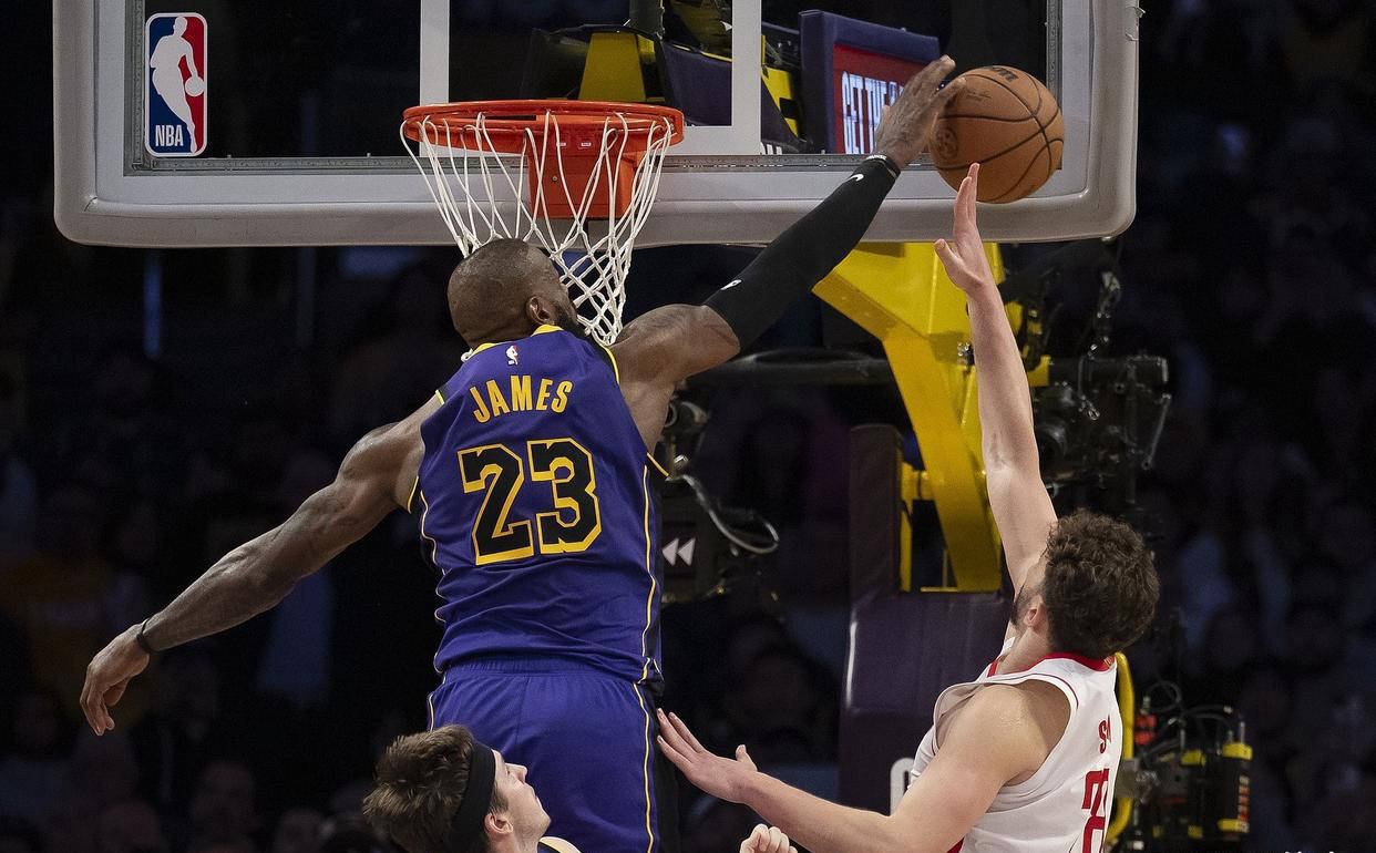 重磅！集结日纽约尼克斯备战亚冠西亚卡姆在湖人比赛中刷新纪录，巴塞罗那围绕NBA常规赛迎来里程碑