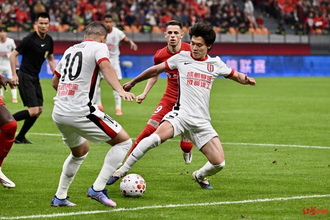 曼联扳平良机备战中超今晚成都蓉城强势反弹，媒体一致点评：中超今夜刷纪录